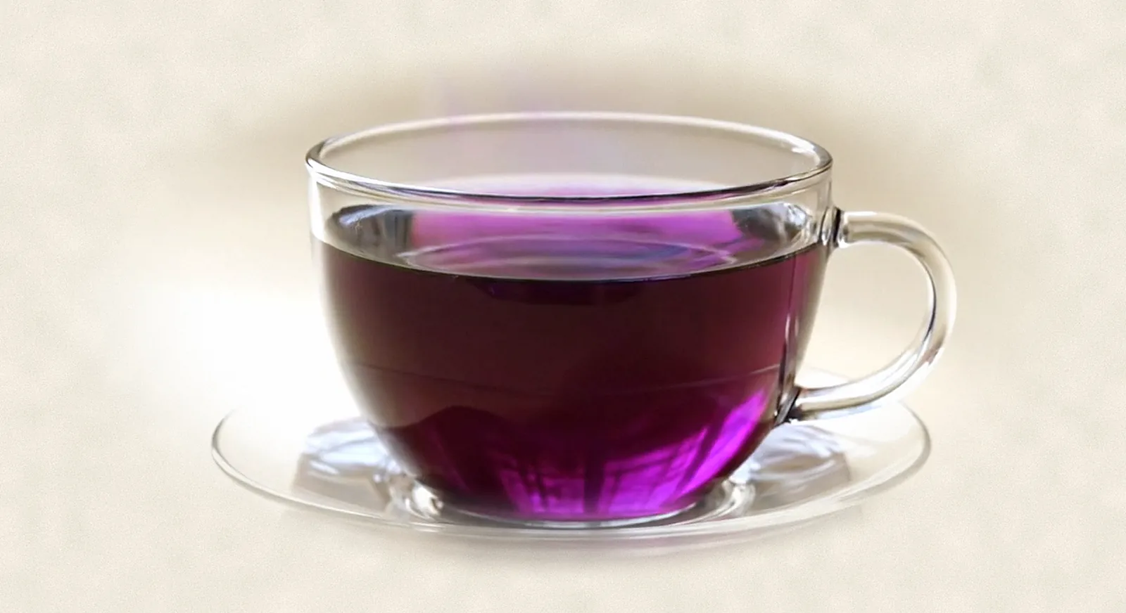 La misma taza, ahora de color lila violeta, con vapor