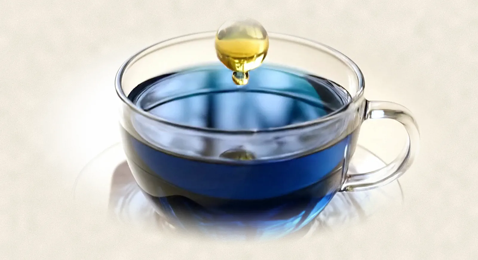 Té azul profundo con una gota dorada suspendida