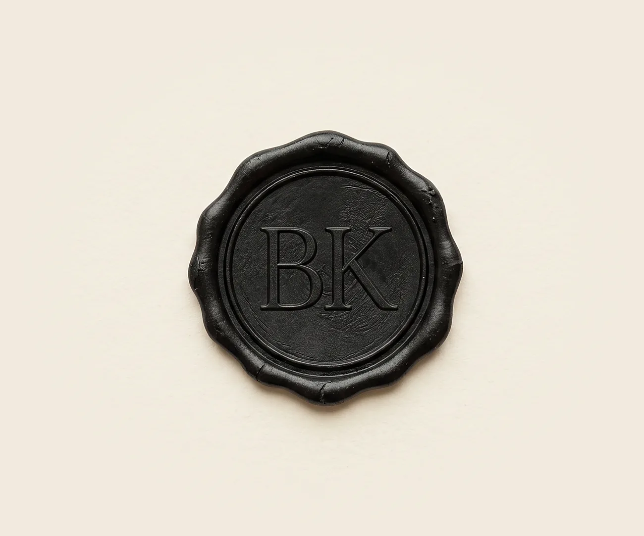 Sello de cera negra BK sobre papel marfil